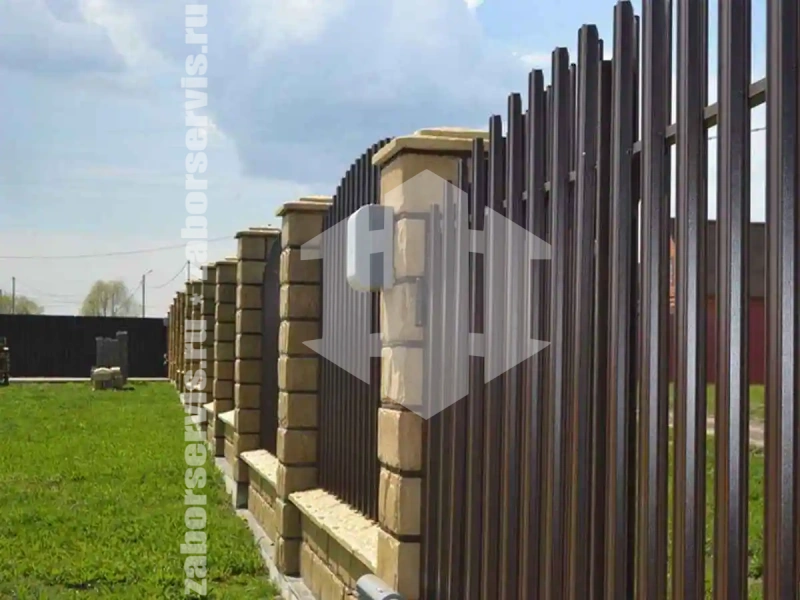 Забор из металлического штакетника с воротами 73 метра