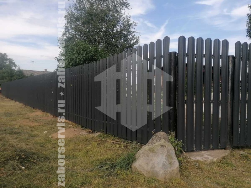 Забор из металлического штакетника на забивных столбах на 8 соток