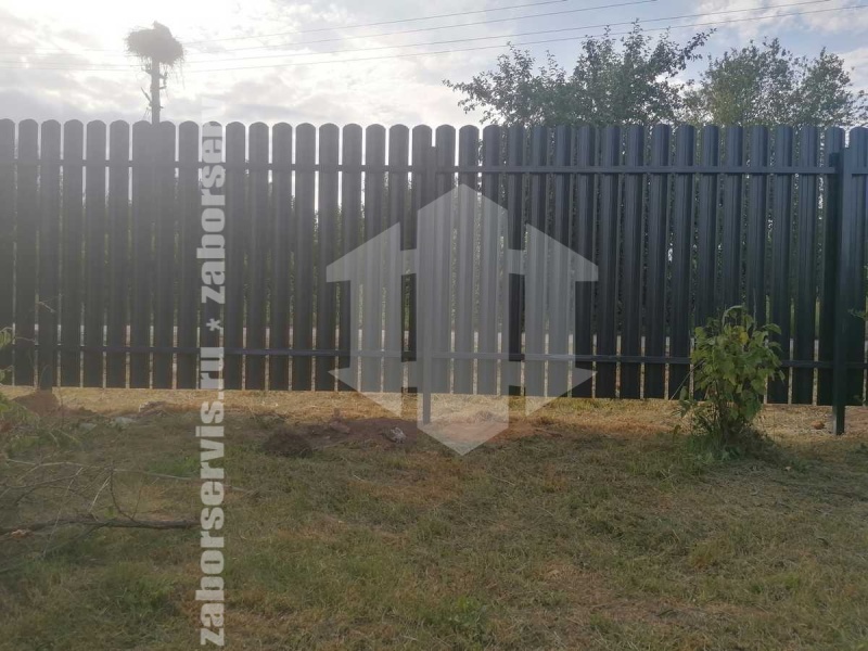 Забор из металлического штакетника на забивных столбах на 8 соток