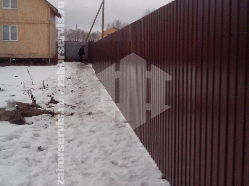 Забор из профнастила с забивными столбами 9 соток