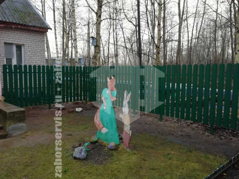 Забор из металлического штакетника зеленый