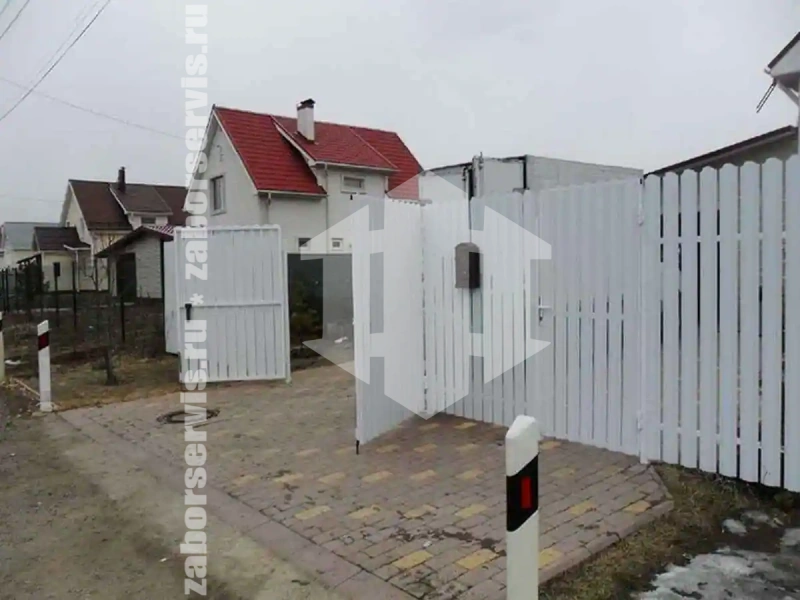 Забор из металлического штакетника с воротами 76 метров