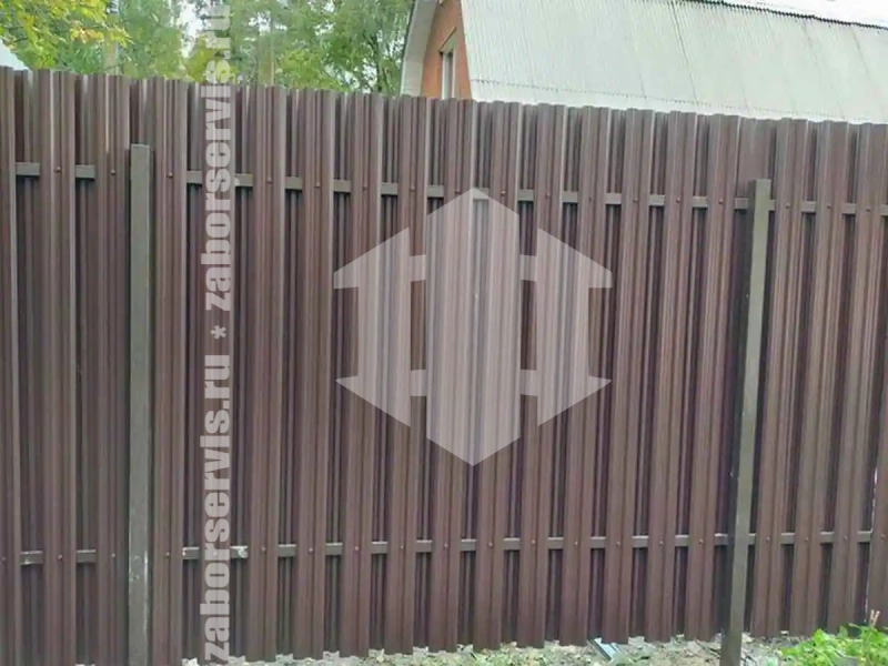 Заборы из металлического штакетника шахматка 69 метров