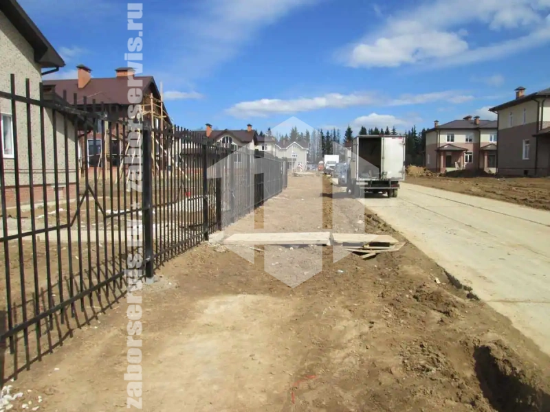 Сварной забор из профильной трубы 70 метров