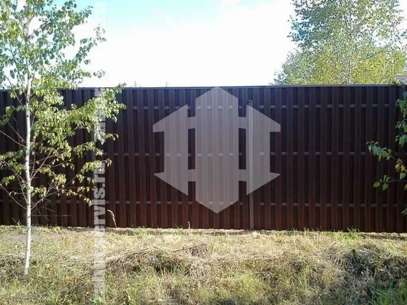 Заборы из металлического штакетника шахматка 53 метра