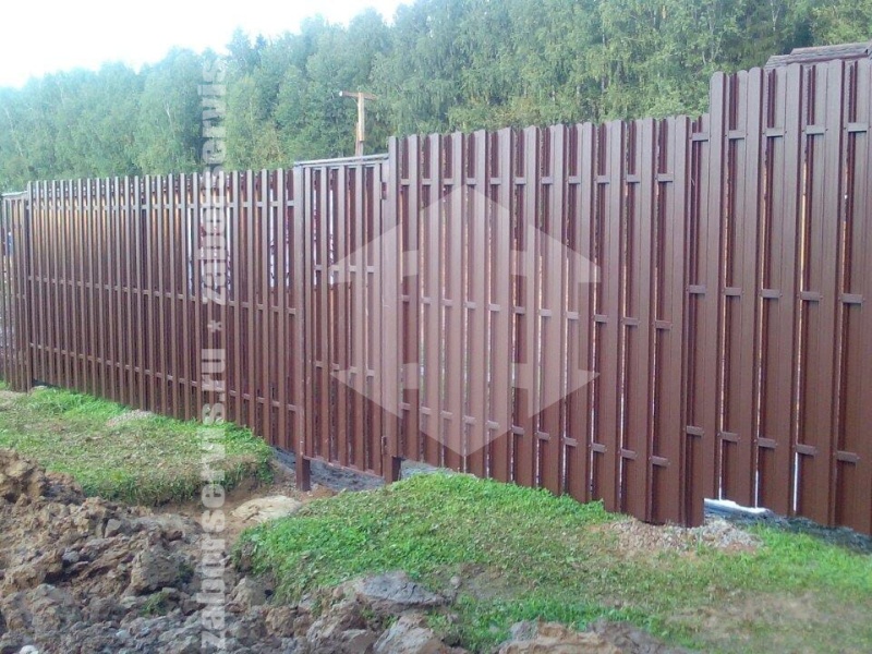 Забор из евроштакетника с утрамбовкой щебнем 37 метров