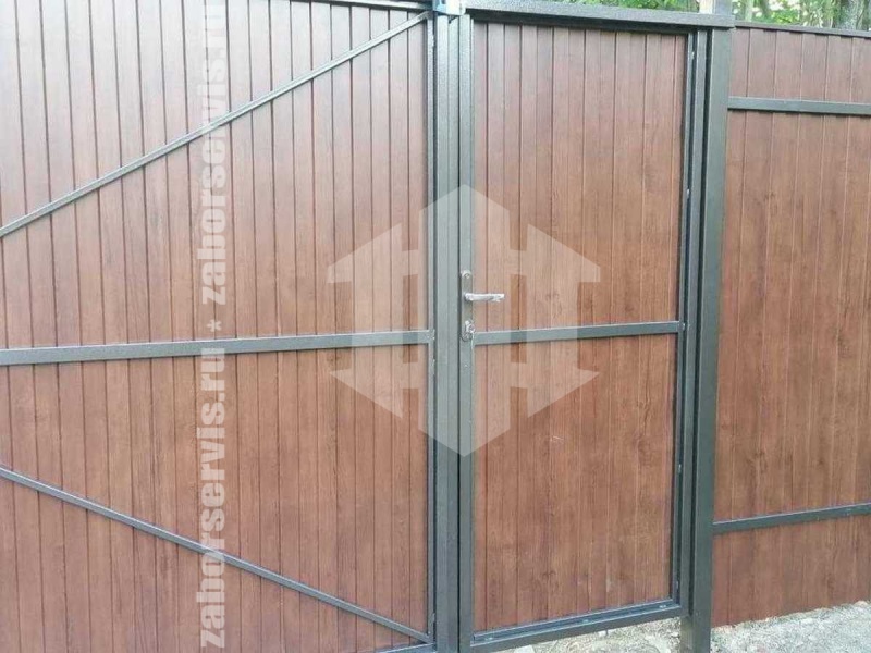 Забор из профнастила под дерево 41 метр