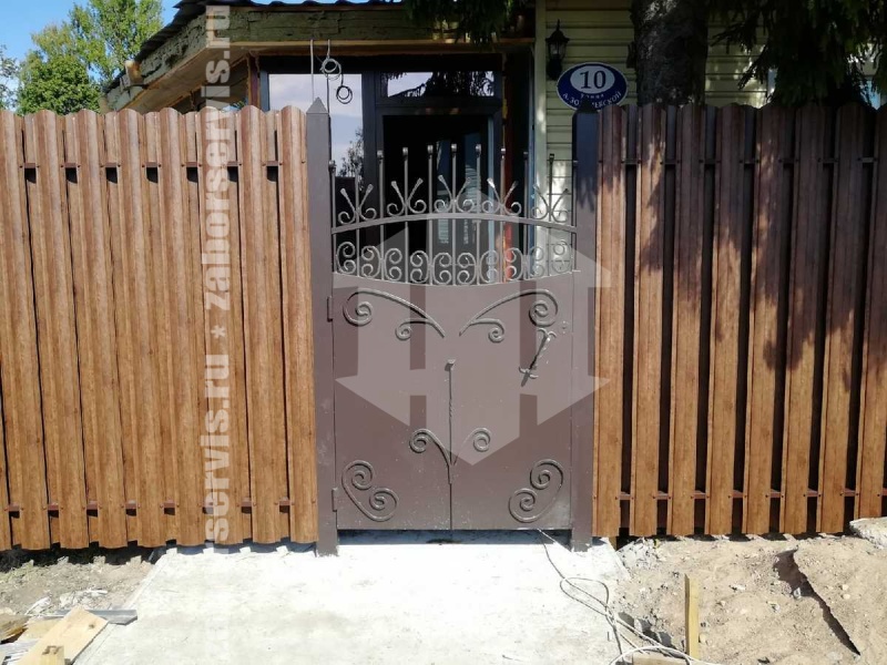 Забор из металлического штакетника под дерево 62 метра