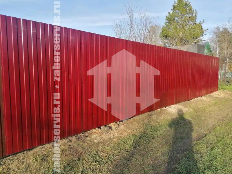 Забор из профнастила 48 метра красный