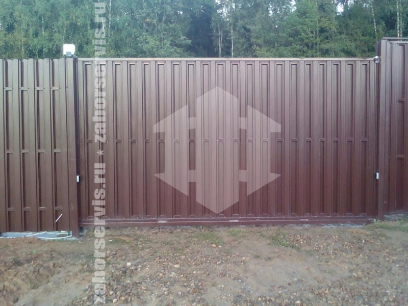 Забор из евроштакетника с утрамбовкой щебнем 37 метров