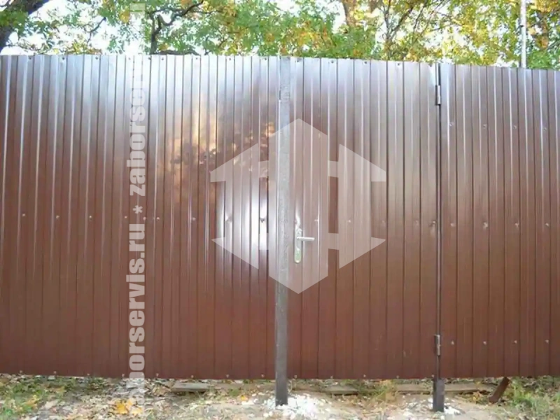 Забор из профнастила 83 метра коричневый
