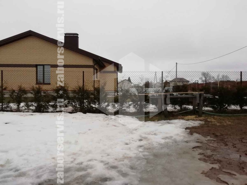 Забор из сетки рабицы в натяг с протяжкой арматуры 8 соток