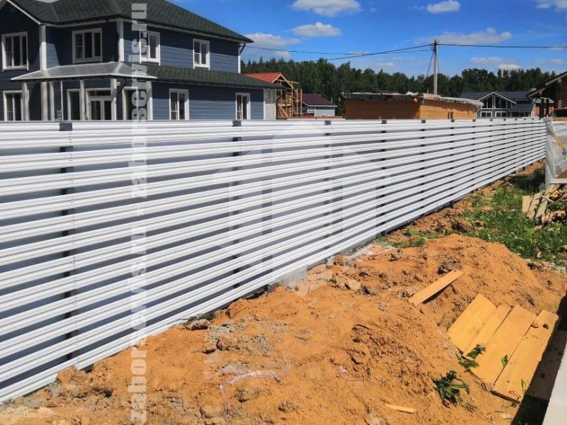 Забор из евроштакетника с бетонированием столбов 167 метров