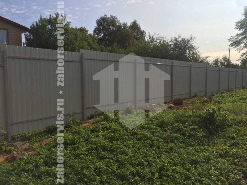 Забор из профнастила с утрамбовкой щебнем 65 метров