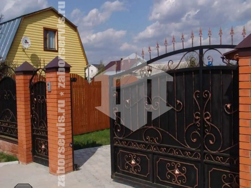 Кованый забор с откатными воротами 45 метров