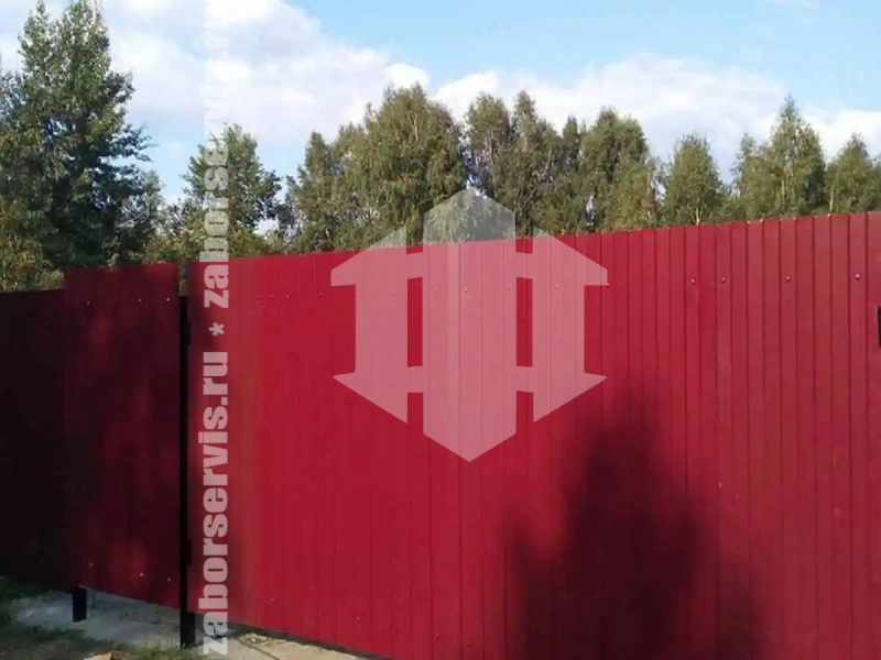 Забор из профнастила 103 метра красный