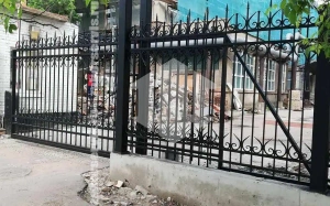 Кованый забор с откатными воротами 10 метров