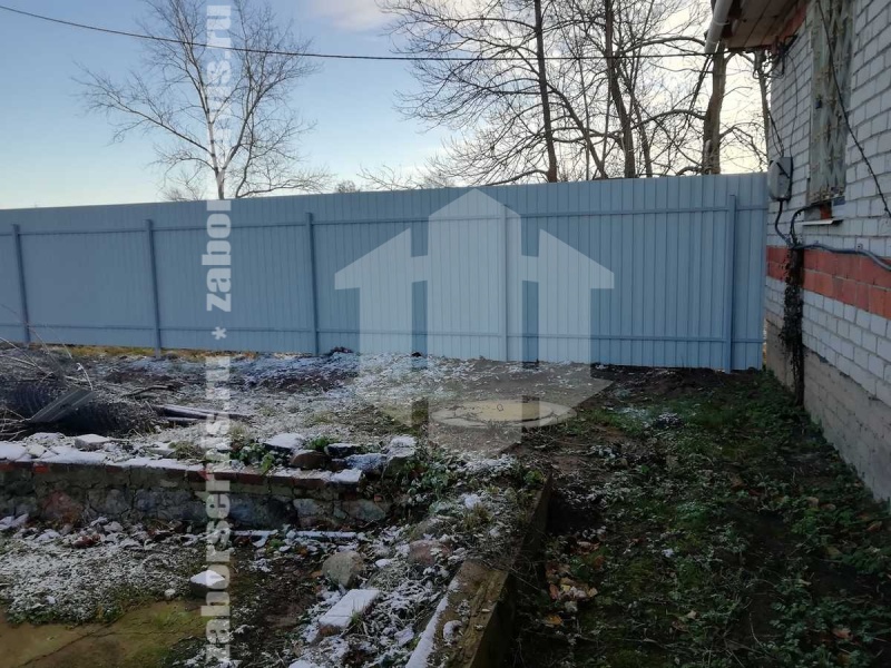 Забор из профнастила с утрамбовкой щебнем 55 метров